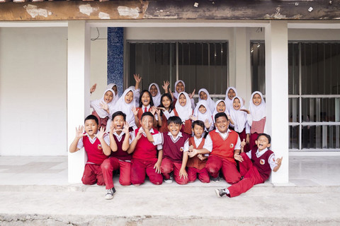 Ilustrasi koper bekas diubah menkadi scholar panel di sekolah dasar. Foto: Dok. Istimewa