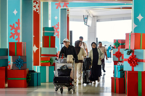 Calon penumpang berjalan menuju ruang tunggu keberangkatan di Terminal 3 Bandara Soekarno-Hatta, Kota Tangerang, Banten, Sabtu (20/12/2025). Foto: ANTARA FOTO/Putra M. Akbar