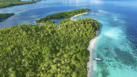 Keindahan laut di perairan Pulau Obi, Halmahera Selatan, Maluku Utara. Foto: Dok. Marischka Prudence