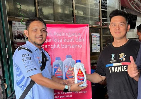 Federal Oil menyalurkan oli gratis bagi sepeda motor yang terendam banjir di Sumut. Foto : Istimewa