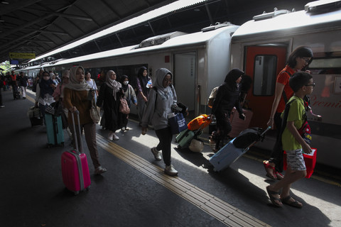 Sejumlah penumpang berjalan menuju gerbong kereta api di Stasiun Surabaya Gubeng, Surabaya, Jawa Timur, Sabtu (20/12/2025). Foto: Didik Suhartono/ANTARA FOTO