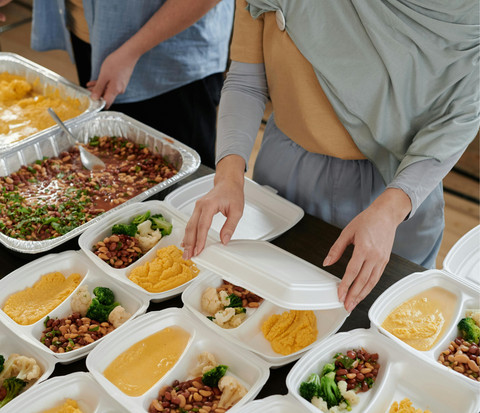 Ilustrasi membagikan makanan. Sumber: pexels.com