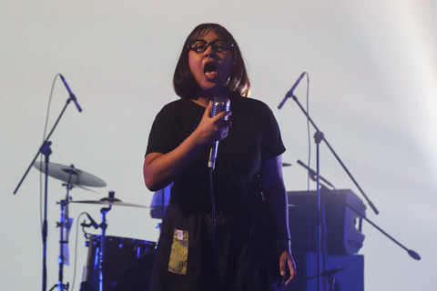 Grup musik bergenre Easycore asal Pekalongan, Catzy saat tampil menghibur penonton Soundrenaline 2025 di M Bloc Space, Jakarta, Sabtu (20/12/2025). Foto: Iqbal Firdaus/kumparan