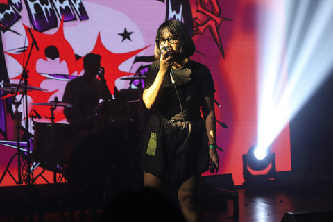Grup musik bergenre Easycore asal Pekalongan, Catzy saat tampil menghibur penonton Soundrenaline 2025 di M Bloc Space, Jakarta, Sabtu (20/12/2025). Foto: Iqbal Firdaus/kumparan