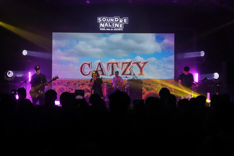Grup musik bergenre Easycore asal Pekalongan, Catzy saat tampil menghibur penonton Soundrenaline 2025 di M Bloc Space, Jakarta, Sabtu (20/12/2025). Foto: Iqbal Firdaus/kumparan