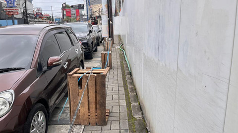 Suasana trotoar untuk pejalan kaki di depan Pasar Bendungan Hilir, Tanah Abang, Jakarta Pusat, Minggu (21/12/2025). Foto: Nasywa Athifah/kumparan