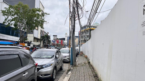 Suasana trotoar untuk pejalan kaki di depan Pasar Bendungan Hilir, Tanah Abang, Jakarta Pusat, Minggu (21/12/2025). Foto: Nasywa Athifah/kumparan