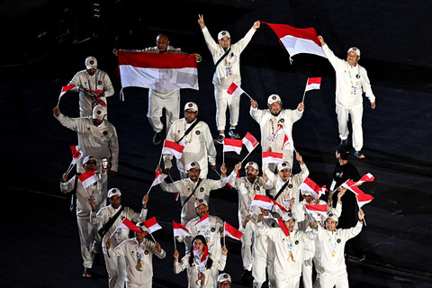 Atlet dan ofisial kontingen Indonesia mengikuti defile saat upacara penutupan Sea Games 2025 di Stadion Rajamangala, Bangkok, Thailand, Sabtu (20/12/2025). Foto: ANTARA FOTO/Nova Wahyudi