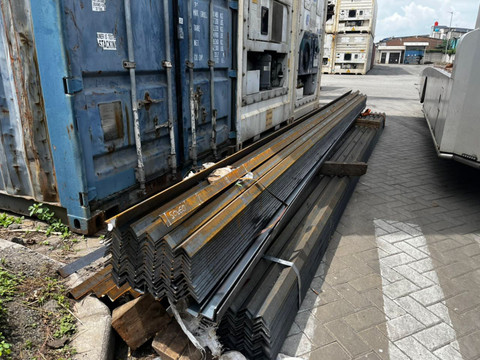 Besi yang menimpa truk di Jalan Raya Cilincing, Jakarta Utara, Minggu (21/12/2025). Foto: Rayyan Farhansyah/kumparan