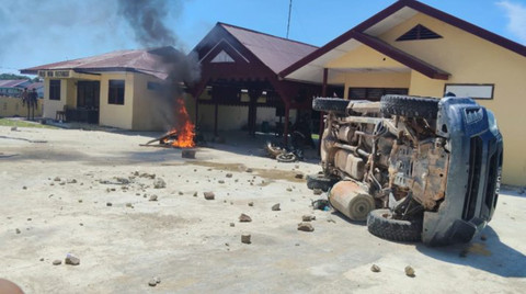Markas Polsek Muara Batang Gadis dirusak dan dibakar Massa, Mandailing Natal, Sabtu (20/12/2025). Foto: Dok. Humas Polda Sumut