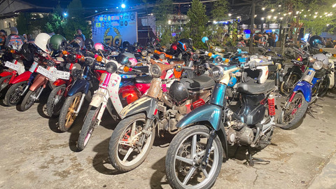 Koleksi motor-motor klasik yang ditampilkan pada momen HUT ke-30 Club motor Khambec C70 Pontianak. Foto: Alycia Tracy Nabila/Hi!Pontianak