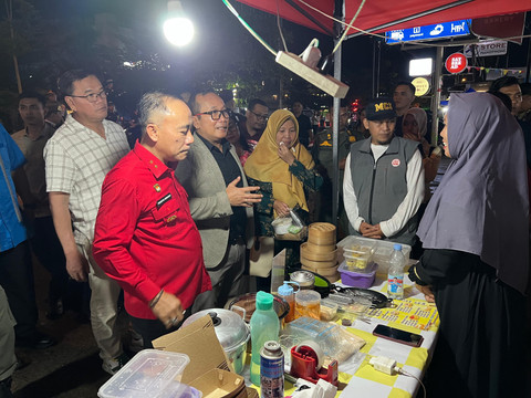 Wakil Gubernur Kalbar dan Bupati Kubu Raya meninjau stand-stand di Pusat Kuliner Sungai Raya Dalam. Foto: Ade Mirza/Hi!Pontianak