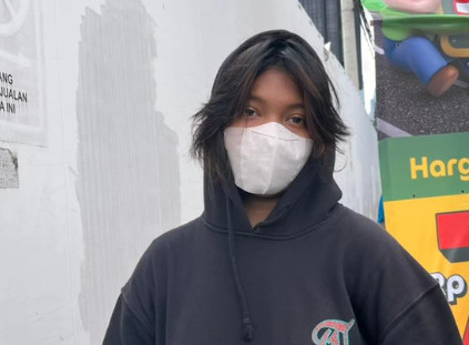 Jean (19), pejalan kaki yang melewati trotoar di depan Pasar Benhil, Tanah Abang, Jakarta Pusat, Minggu (21/12/2025). Foto: Nasywa Athifah/kumparan