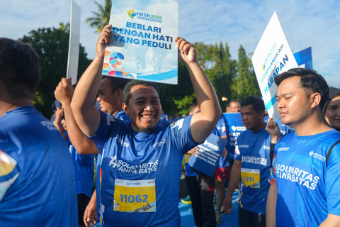 Ribuan peserta atau simpul solidaritas menyemarakkan event Desember Run 2025 - Run For Solidarity untuk penggalangan dana bencana Sumatra di kawasan Candi Borobudur, Kabupaten Magelang, Jawa Tengah, Minggu (21/12/2025). Foto: Biro Humas Kemensos/Pian Ardiansyah