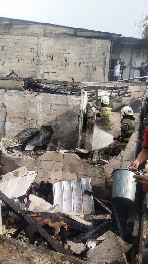 Kebakaran melanda pemukiman pada di kawasan Kapuk Muara, Penjaringan, Jakarta Utara, Minggu (21/12/2025). Foto: Dok. Istimewa