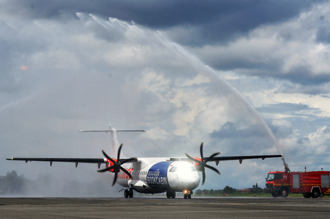 Pesawat jenis ATR milik maskapai Wings Air mendarat di Bandara Husein Sastranegara, Bandung, Jawa Barat, Minggu (21/12/2025). Foto: ANTARA FOTO/Raisan Al Farisi