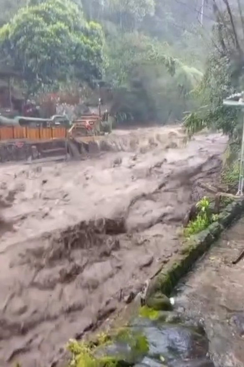 Banjir bandang di kawasan wisata Guci, Tegal, Jateng, Sabtu (20/12/2025). Foto: Dok. BPBD Jateng