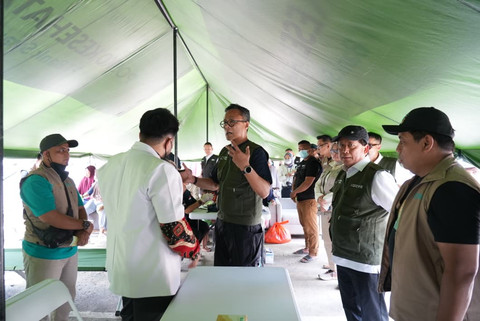 Kepala BP BUMN dan COO Danantara, Dony Oskaria (ketiga dari kiri) bersama Direktur Utama BRI, Hery Gunardi (kedua dari kanan) saat mengunjungi masyarakat terdampak bencana di Aceh Tamiang pada Jumat (19/12). Foto: Dok. BRI