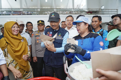 Menteri Sosial Saifullah Yusuf atau Gus Ipul meninjau dapur umum Kementerian Sosial di Kantor Wali Kota Sibolga. Foto: Kemensos RI