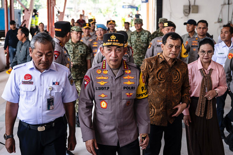 Kapolri Jenderal Pol Listyo Sigit Prabowo (kedua kiri) didampingi Kepala PT KAI Daop 4 Semarang, Gubernur Jateng, dan Walkot Semarang meninjau arus angkutan Natal 2025 dan Tahun Baru 2026 di Stasiun Tawang, Jawa Tengah, Minggu (21/12/2025). Foto: ANTARA FOTO/Aprillio Akbar