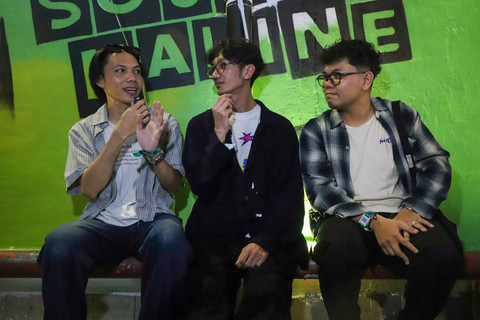 Personel grup musik asal Samarinda, Murphy Radio saat diinterview oleh kumparan di Soundrenaline 2025, M Bloc District, Jakarta, Sabtu (20/12/2025). Foto: Iqbal Firdaus/kumparan