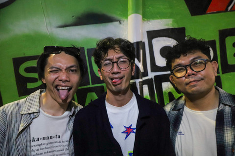 Personel grup musik asal Samarinda, Murphy Radio saat diinterview oleh kumparan di Soundrenaline 2025, M Bloc District, Jakarta, Sabtu (20/12/2025). Foto: Iqbal Firdaus/kumparan