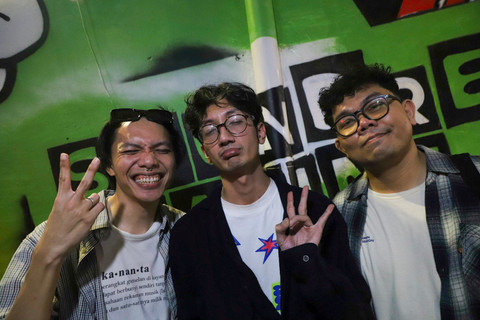 Personel grup musik asal Samarinda, Murphy Radio saat diinterview oleh kumparan di Soundrenaline 2025, M Bloc District, Jakarta, Sabtu (20/12/2025). Foto: Iqbal Firdaus/kumparan