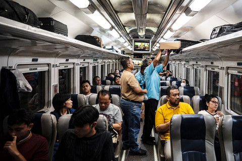 Sejumlah penumpang berada di Kereta Api (KA) Argo Merbabu di Stasiun Tawang, Semarang, Jawa Tengah, Minggu (21/12/2025). Foto: ANTARA FOTO/Aprillio Akbar