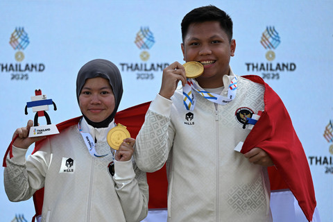 Dua petembak Indonesia Muhammad Iqbal Raia prabowo dan Arista Perdana Putri Darmoyo meraih medali emas nomor 10 meter air pistol tim campuran cabang menembak SEA Games 2025 di Photharam Shooting Range, Bangkok, Thailand, Senin (15/12/2025).  Foto: Nova Wahyudi/ANTARA FOTO