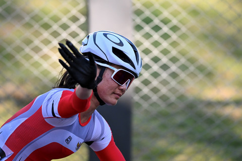 Pembalap sepeda Indonesia Ayustina Delia Priatna melambaikan tangan ke arah penonton usai final putri scratch SEA Games 2025 di Hua Mark Velodrome, Khwaeng Hua Mak, Khet Bang Kapi, Bangkok, Thailand, Kamis (18/12/2025). Foto: Nova Wahyudi/ANTARA FOTO