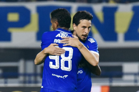 Persib Bandung melawan Bhayangkara FC pada pertandingan Super League di Stadion GBLA, Bandung, Minggu (21/12/2025). Foto: Instagram/ @persib