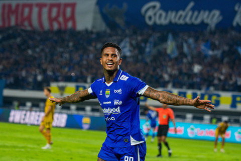 Selebrasi pemain Persib Bandung Ramon Tanque usai mencetak gol ke gawang Bhayangkara FC pada pertandingan Super League di Stadion Gelora Bandung Lautan Api (GBLA), Bandung, Minggu (21/12/2025). Foto: Novrian Arbi/ANTARA FOTO