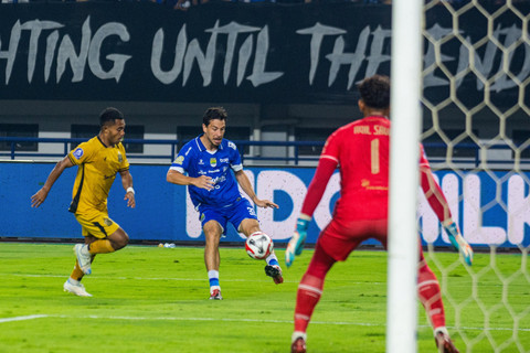 Pemain Persib Bandung Thom Haye memberikan umpan kepada rekannya saat melawan Bhayangkara FC pada pertandingan Super League di Stadion Gelora Bandung Lautan Api (GBLA), Bandung, Minggu (21/12/2025). Foto: Novrian Arbi/ANTARA FOTO