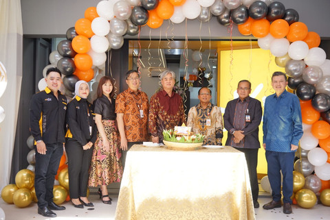 KB Bank resmi melakukan Grand Opening Kantor Cabang Pembantu (KCP) Bandung Taman Kopo Indah di Taman Kopo Indah II Blok I B-08, Margaasih, Bandung, Jumat (19/12). Foto: Dok. KB Bank