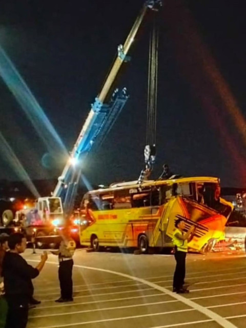Proses evakuasi Bus PO Cahaya Trans yang mengalami kecelakaan tunggal di Simpang Susun Exit Tol Krapyak Kota Semarang. Foto: Instagram/@relawangabungansemarang