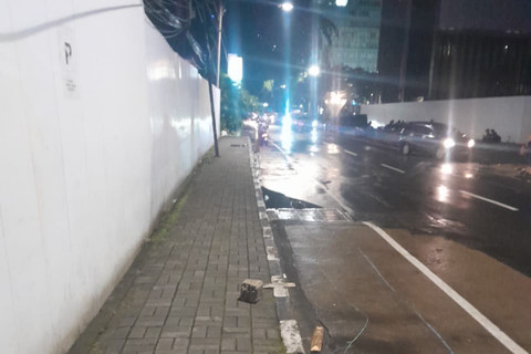 Penertiban peti kayu dan cone parkir yang menghalangi trotoar di depan Pasar Benhil, Tanah Abang, Jakarta Pusat. Foto: Satpol PP DKI Jakarta