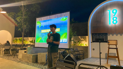 Fahmi menyampaikan materi pada sesi diskusi tentang hutan Kalimantan. Foto: Alycia Tracy Nabila/Hi!Pontianak