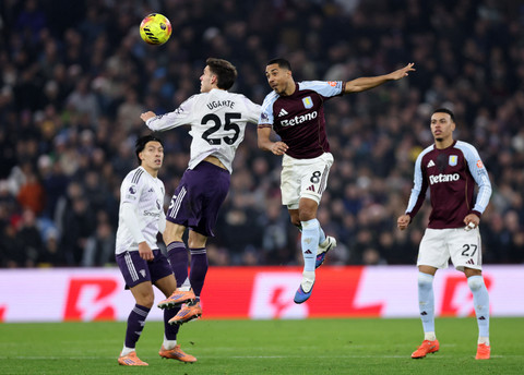 Manuel Ugarte dari Manchester United beraksi dengan Youri Tielemans dari Aston Villa pada pertandingan Liga Inggris antara Aston Villa vs Manchester United di Villa Park, Birmingham, Inggris, Minggu (21/12/2025). Foto: David Klein/REUTERS