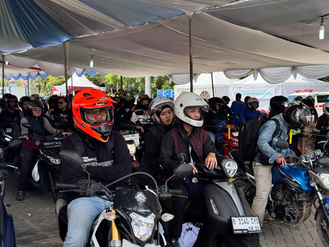 Pengendara sepeda motor yang akan melintasi Pulau Sumatera via Pelabuhan Ciwandan, Cilegon. Foto: Dok. ASDP