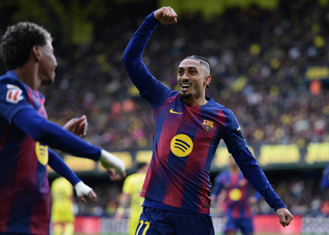 Raphinha dari FC Barcelona merayakan gol pertama mereka pada pertandingan Liga Spanyol antara Villarreal v FC Barcelona di Estadio de la Ceramica, Villarreal, Spanyol, Minggu (21/12/2025). Foto: Pablo Morano/REUTERS