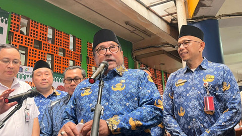 Wakil Gubernur DKI Jakarta Rano Karno meninjau ketersediaan pangan menjelang Natal dan Tahun Baru di Pasar Senen Blok III, Jakarta Pusat, Senin (22/12/2025). Foto: Nasywa Athifah/kumparan