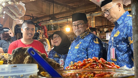 Wakil Gubernur DKI Jakarta Rano Karno meninjau ketersediaan pangan menjelang Natal dan Tahun Baru di Pasar Senen Blok III, Jakarta Pusat, Senin (22/12/2025). Foto: Nasywa Athifah/kumparan