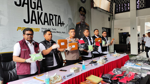 Jumpa pers pengungkapan kasus narkoba oleh Polda Metro Jaya dalam periode Oktober-Desember 2025 dengan bukti narkoba sebanyak 387,34 kilogram, Senin (22/12/2025). Foto: Jonathan Devin/kumparan