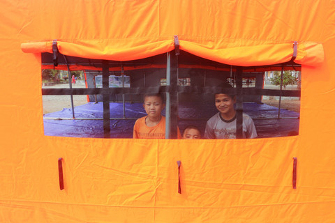 Sejumlah anak-anak korban bencana berada di tenda posko pengungsian gedung BLK Blang Kejeren Desa Lempuh, Kecamatan Blang Kejeren, Gayo Lues, Aceh, Minggu (21/12/2025). Foto: ANTARA FOTO/Syifa Yulinnas