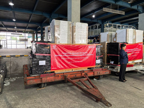 Penampakan bantuan 100 genset dan alat telekomunikasi lainnya dari Komdigi dan Telkomsel di Bandara Halim Perdanakusuma, Jaktim pada Senin (22/12/2025). Foto: Abid Raihan/kumparan