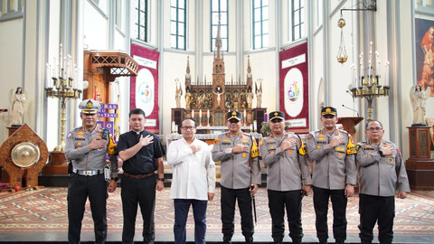 Kapolda Metro Jaya Irjen Asep Edi Suheri meninjau pengamanan Natal 2025 dan Tahun Baru 2026. Foto: Dok Polda Metro Jaya