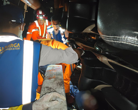 Petugas saat mengevakuasi korban kecelakaan bus di Tol Krapyak Semarang, Jawa Tengah. Foto: Dok. Istimewa