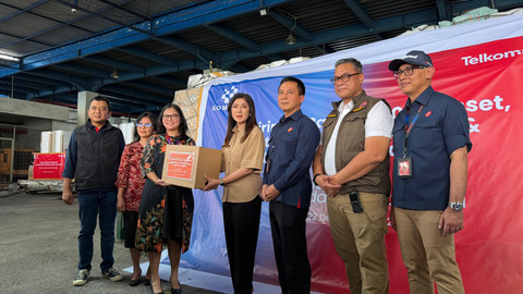 Kombigi, bersama Telkomsel, berkolaborasi mengirimkan bantuan, mulai dari 100 genset hingga 500 HP ke Sumatera, sebagai bagian dari upaya percepatan pemulihan layanan dan dukungan bagi warga terdampak bencana. Foto: Muhammad Fikrie/kumparan
