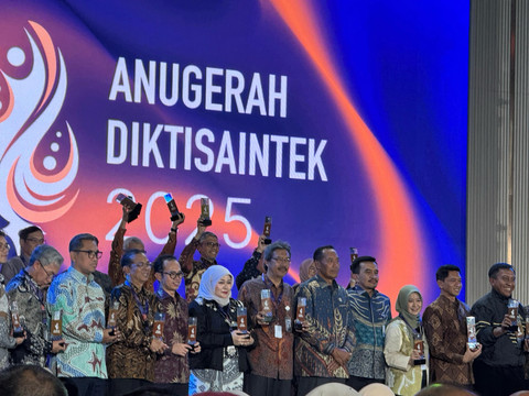 Kepala Subdirektorat Humas dan Pemasaran Universitas Terbuka, Vika Ariyani, S.Sos., M.Si. (kelima dari kiri bawah) saat menerima penghargaan pada ajang Anugerah Diktisaintek 2025. Foto: Dok. Istimewa