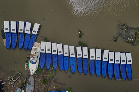Foto udara deretan kapal nelayan bantuan dari Pemprov Sulsel di galangan PT Siagan Boats, Makassar, Sulawesi Selatan, Senin (22/12/2025). Foto: ANTARA FOTO/Hasrul Said